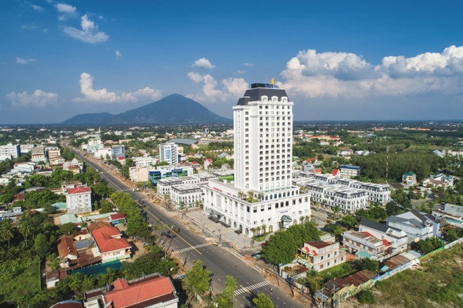 Khách sạn Vinpearl như một lâu đài trắng ấn tượng. (Ảnh: CTV) Khám phá khách sạn 5 sao đầu tiên tại vùng đất Tây Ninh ảnh 2