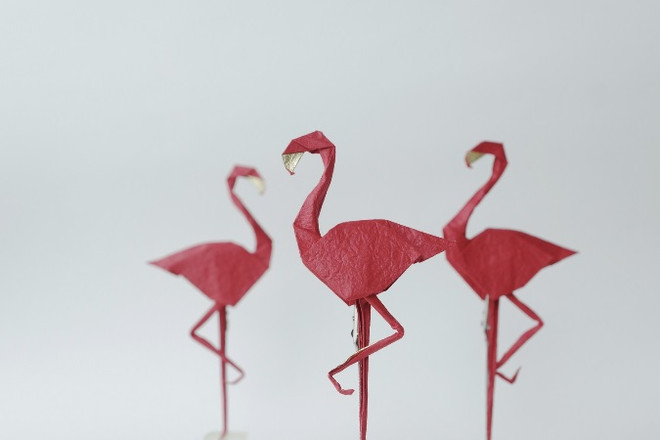 Tác phẩm Flamingo (Hồng hạc). Tác giả: Nguyễn Linh Sơn. Vẻ đẹp nghệ thuật Origami qua triển lãm "Những đôi cánh" ảnh 2
