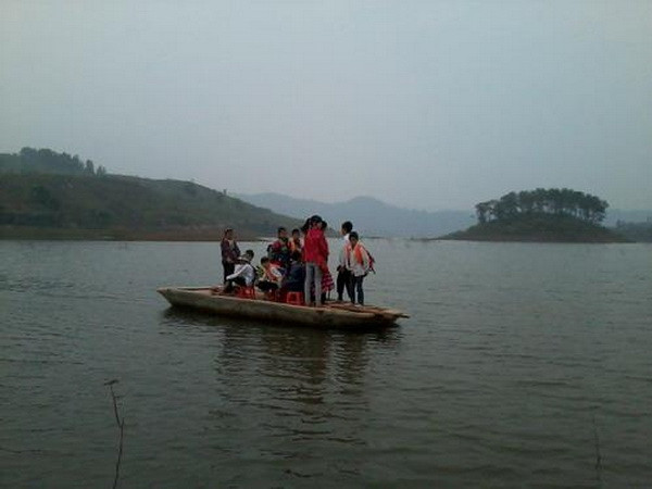 Để có "con đường đến với cái chữ" giữa lòng hồ Cấm Sơn ảnh 2