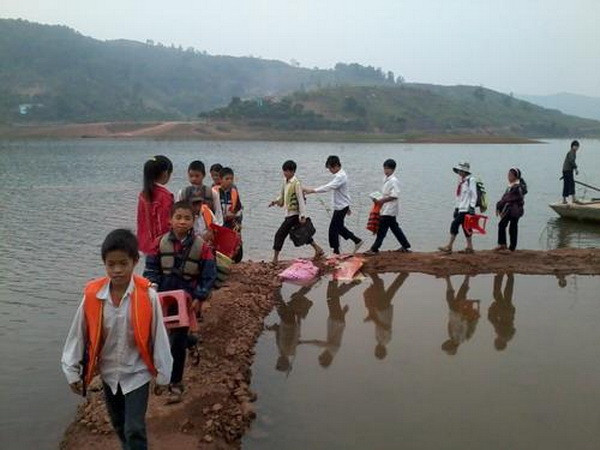 Để có "con đường đến với cái chữ" giữa lòng hồ Cấm Sơn ảnh 1