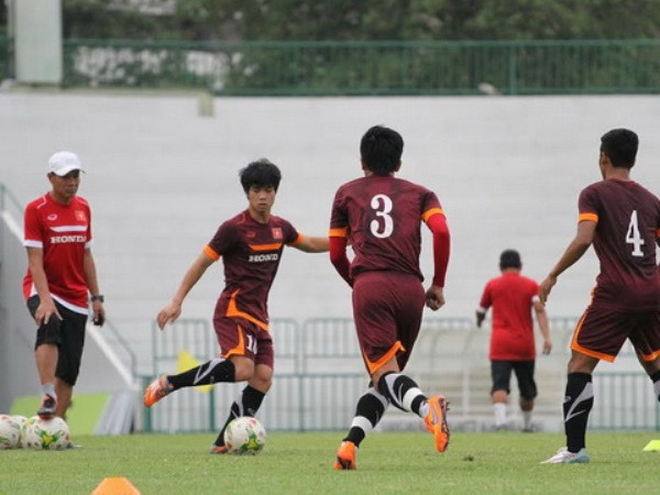 Sứ quán Việt Nam tại Malaysia thăm đội tuyển U23 Việt Nam ảnh 1