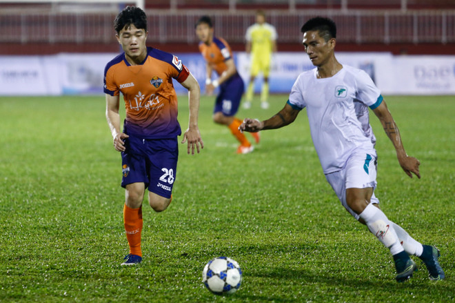 Trường chơi thấp, không thể hiện được sự sáng tạo thường thấy, kém liên kết so với các vệ tinh xung quanh. (Ảnh: Minh Chiến/Vietnam+) Xuân Trường lạc lõng trong ngày Gangwon hòa ở Thống Nhất ảnh 5