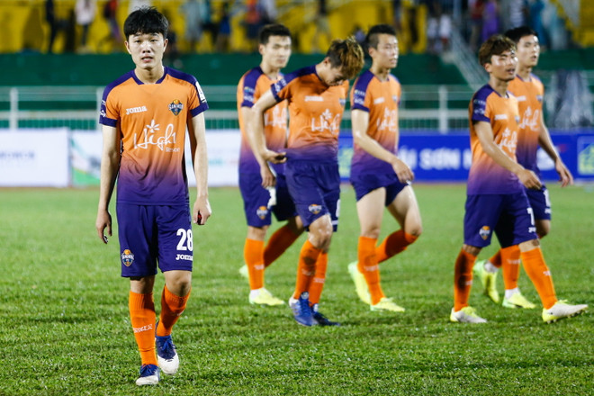 Tuyển thủ quốc gia Việt Nam gần như “tàng hình” trên sân dù đội bóng của anh ghi tới 4 bàn. Xuân Trường (số 28) kết thúc 90 phút với không bàn thắng, không kiến tạo. (Ảnh: Minh Chiến/Vietnam+) Xuân Trường lạc lõng trong ngày Gangwon hòa ở Thống Nhất ảnh 1