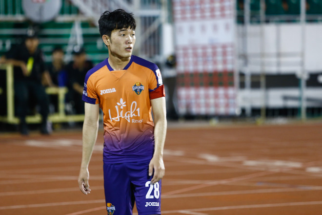 Xuân Trường ra sân với tấm băng đội trưởng Gangwon. Đây là một hành động có tính toán của Gangwon khi họ đang quảng bá cho Olympic mùa Đông tại Việt Nam. (Ảnh: Minh Chiến/Vietnam+) Xuân Trường lạc lõng trong ngày Gangwon hòa ở Thống Nhất ảnh 2