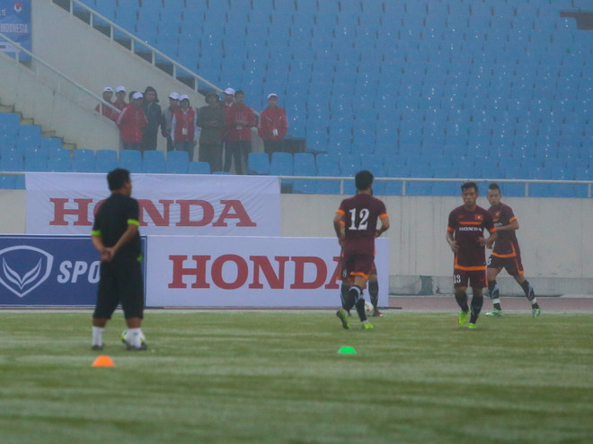 CĐV lẻn vào sân đội Olympic Việt Nam, HLV Miura nổi giận ảnh 1