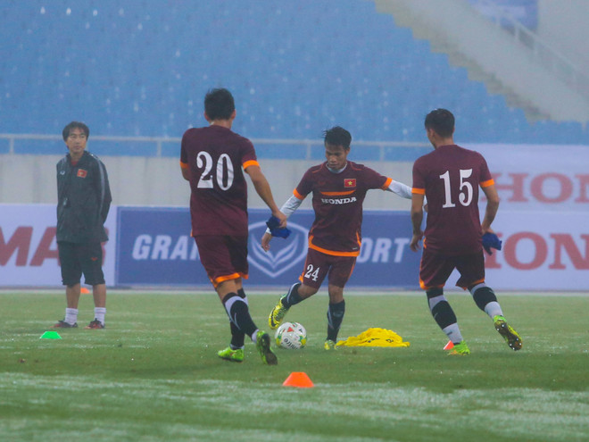 CĐV lẻn vào sân đội Olympic Việt Nam, HLV Miura nổi giận ảnh 2