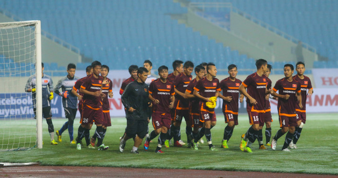 CĐV lẻn vào sân đội Olympic Việt Nam, HLV Miura nổi giận ảnh 4