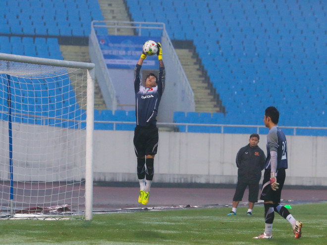 CĐV lẻn vào sân đội Olympic Việt Nam, HLV Miura nổi giận ảnh 3