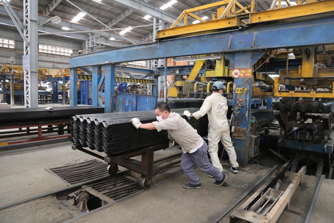 Công nhân nhà máy sản xuất tấm lợp đang trong ca làm việc. (Ảnh: CTV) Doanh nghiệp sản xuất tấm lợp "thoi thóp" chờ đợi quyết sách ảnh 1