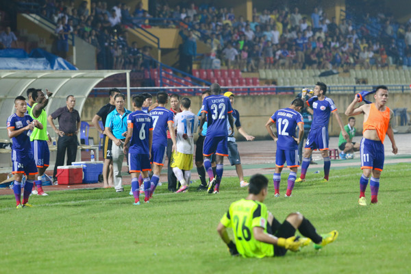 [Video] “Còi vàng” FIFA Võ Minh Trí dính bê bối vì rút nhầm thẻ đỏ ảnh 3