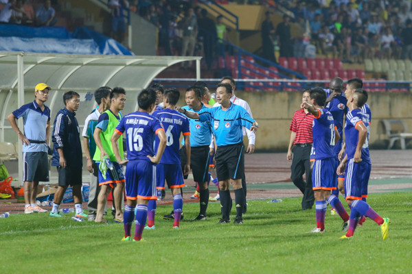 [Video] “Còi vàng” FIFA Võ Minh Trí dính bê bối vì rút nhầm thẻ đỏ ảnh 5