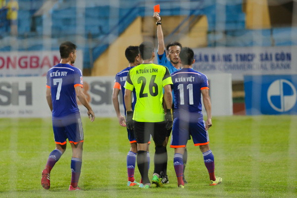 [Video] “Còi vàng” FIFA Võ Minh Trí dính bê bối vì rút nhầm thẻ đỏ ảnh 2