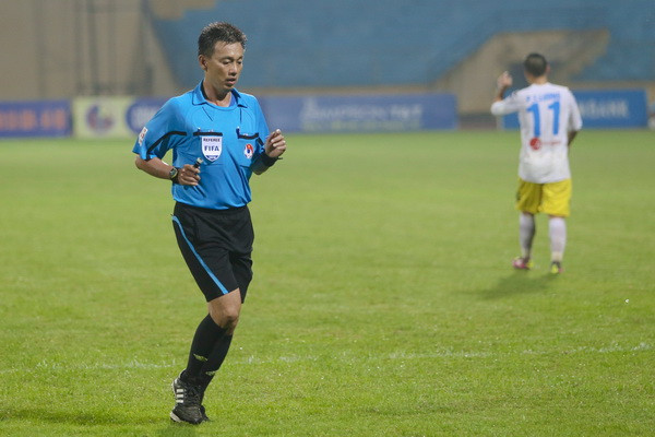 [Video] “Còi vàng” FIFA Võ Minh Trí dính bê bối vì rút nhầm thẻ đỏ ảnh 6