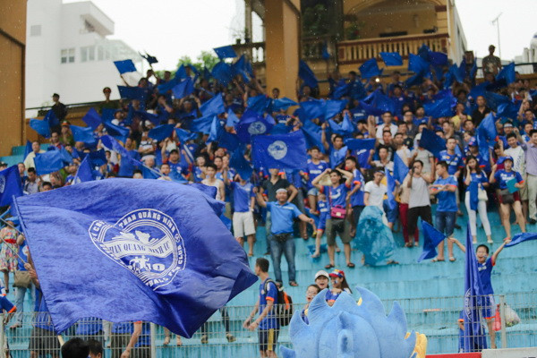 CĐV Than Quảng Ninh “dạy” người Hà Nội bài học về cổ động ảnh 1