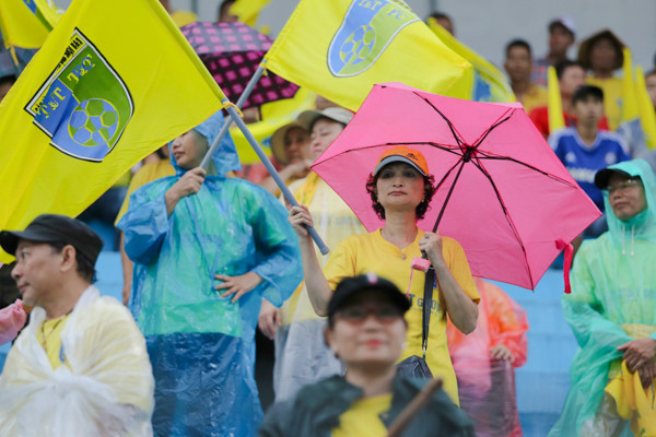 CĐV Than Quảng Ninh “dạy” người Hà Nội bài học về cổ động ảnh 7