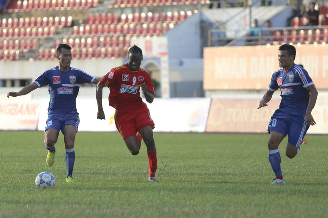 [Photo] Hải Phòng nâng cao Cúp quốc gia, Dylan Kerr ôm siết Minh Châu ảnh 9