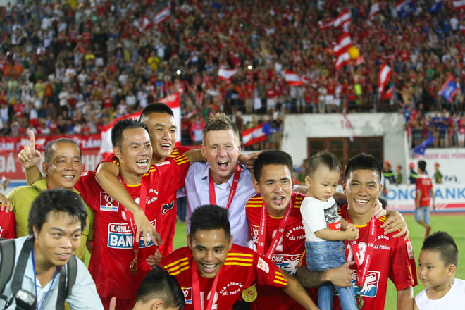 [Photo] Hải Phòng nâng cao Cúp quốc gia, Dylan Kerr ôm siết Minh Châu ảnh 1