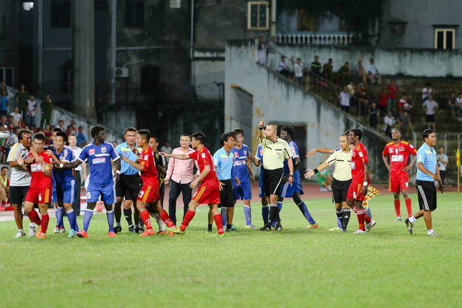 [Photo] Hải Phòng nâng cao Cúp quốc gia, Dylan Kerr ôm siết Minh Châu ảnh 10