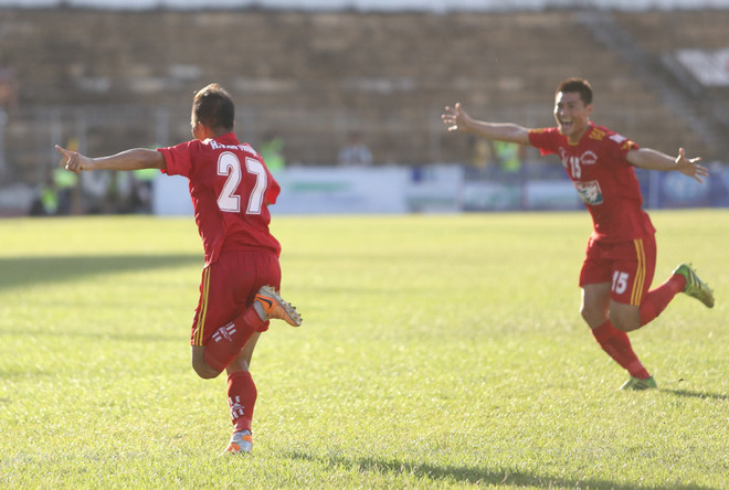 [Photo] Hải Phòng nâng cao Cúp quốc gia, Dylan Kerr ôm siết Minh Châu ảnh 4