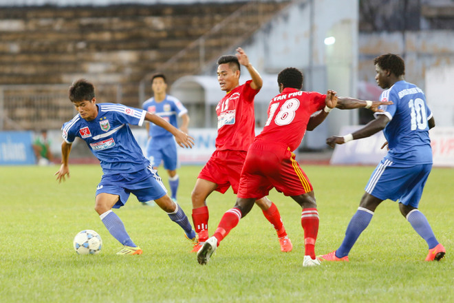 [Photo] Hải Phòng nâng cao Cúp quốc gia, Dylan Kerr ôm siết Minh Châu ảnh 6