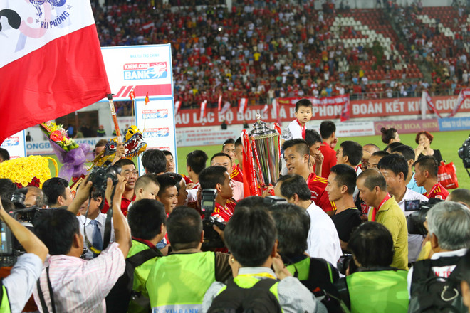 [Photo] Hải Phòng nâng cao Cúp quốc gia, Dylan Kerr ôm siết Minh Châu ảnh 14