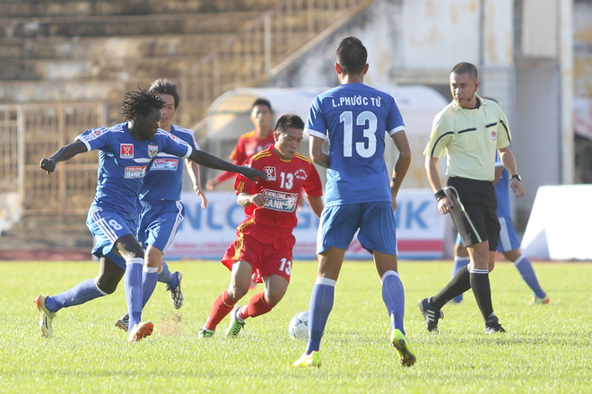 [Photo] Hải Phòng nâng cao Cúp quốc gia, Dylan Kerr ôm siết Minh Châu ảnh 3