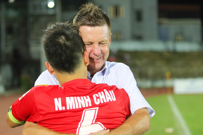[Photo] Hải Phòng nâng cao Cúp quốc gia, Dylan Kerr ôm siết Minh Châu ảnh 12