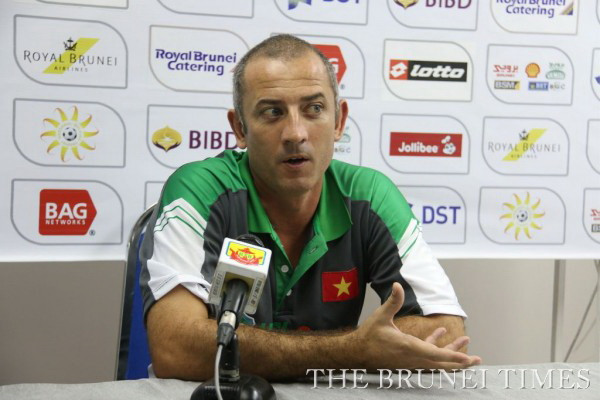 Trò thắng lớn, HLV Graechen vẫn phê bình Công Phượng chơi cá nhân ảnh 1