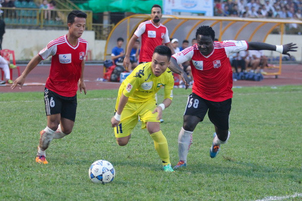 Sông Lam Nghệ An mất điểm, thần đồng Phi Sơn dính chấn thương ảnh 1