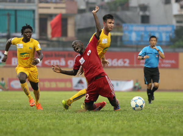 Than Quảng Ninh tố trọng tài bắt kém, từ chối 2 quả phạt đền ảnh 2