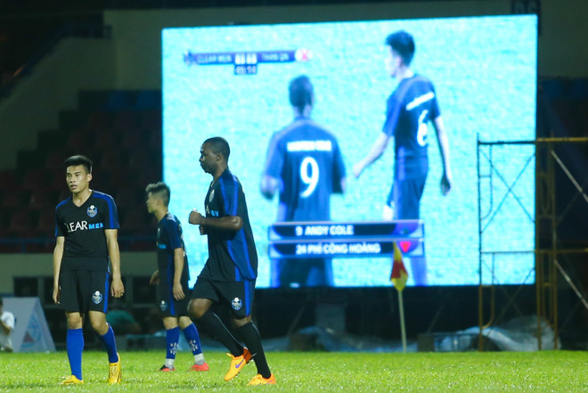 [Photo] Ca sỹ Anh Khoa diễn tuyệt kỹ, Andy Cole vào sân chỉ 5 phút ảnh 8