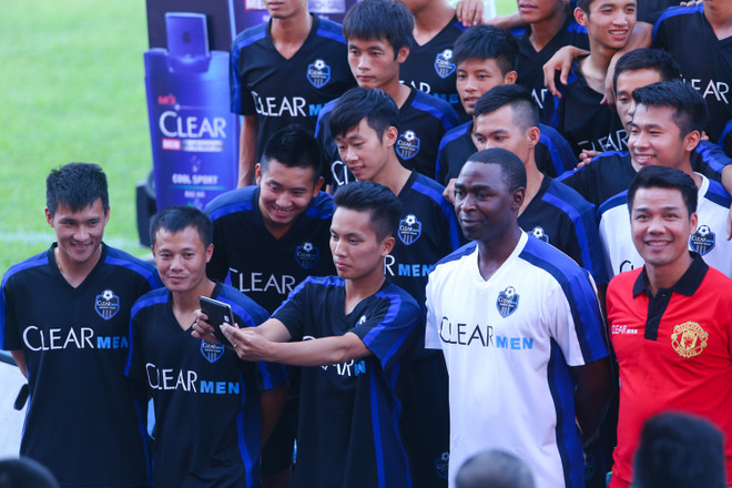 [Photo] Ca sỹ Anh Khoa diễn tuyệt kỹ, Andy Cole vào sân chỉ 5 phút ảnh 2