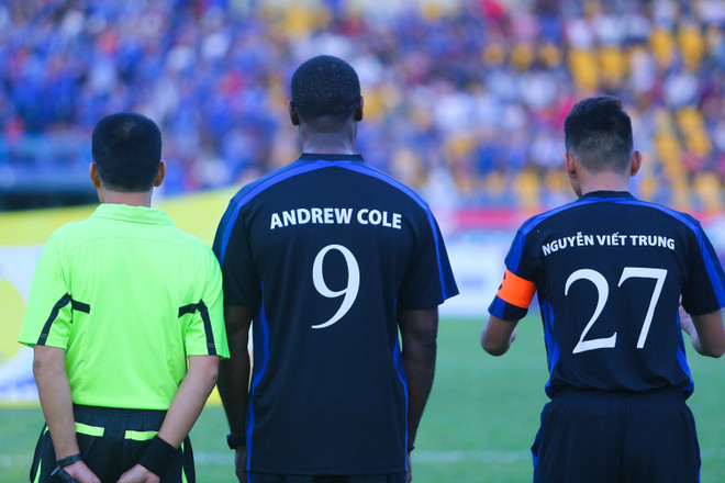 [Photo] Ca sỹ Anh Khoa diễn tuyệt kỹ, Andy Cole vào sân chỉ 5 phút ảnh 3