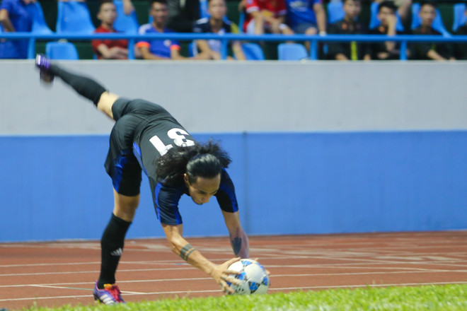 [Photo] Ca sỹ Anh Khoa diễn tuyệt kỹ, Andy Cole vào sân chỉ 5 phút ảnh 5