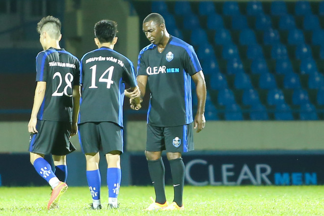 [Photo] Ca sỹ Anh Khoa diễn tuyệt kỹ, Andy Cole vào sân chỉ 5 phút ảnh 11