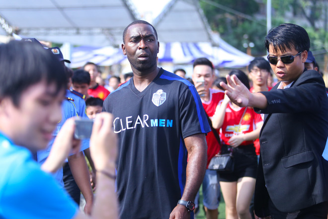 [Photo] Andy Cole nhăn nhó vì nóng, “đốt cháy” sân Bách Khoa ảnh 1