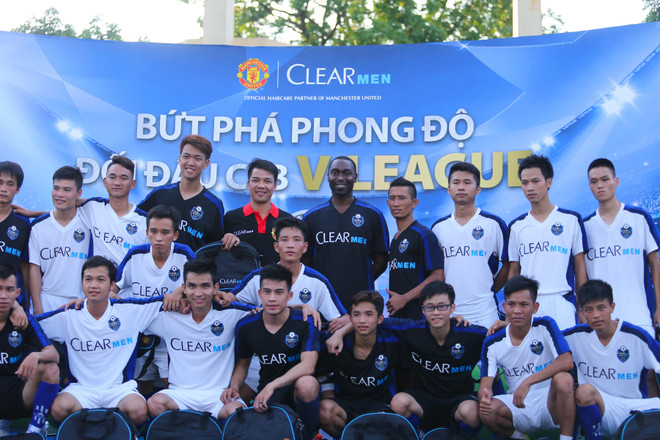 [Photo] Andy Cole nhăn nhó vì nóng, “đốt cháy” sân Bách Khoa ảnh 8