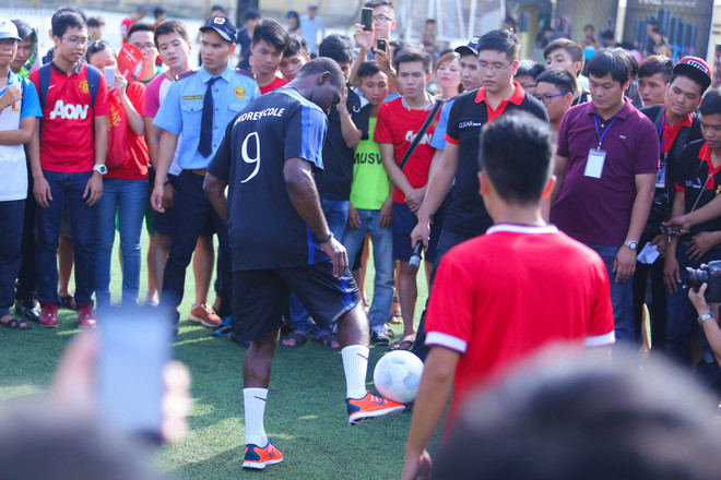 [Photo] Andy Cole nhăn nhó vì nóng, “đốt cháy” sân Bách Khoa ảnh 2