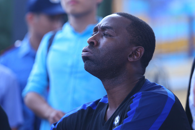 [Photo] Andy Cole nhăn nhó vì nóng, “đốt cháy” sân Bách Khoa ảnh 5