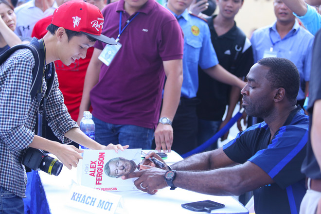 [Photo] Andy Cole nhăn nhó vì nóng, “đốt cháy” sân Bách Khoa ảnh 6