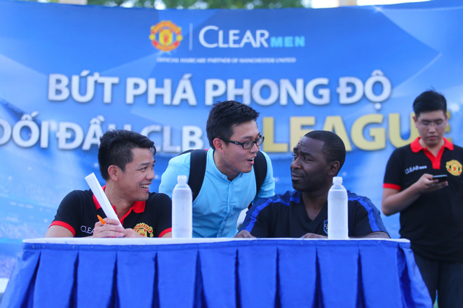 [Photo] Andy Cole nhăn nhó vì nóng, “đốt cháy” sân Bách Khoa ảnh 7