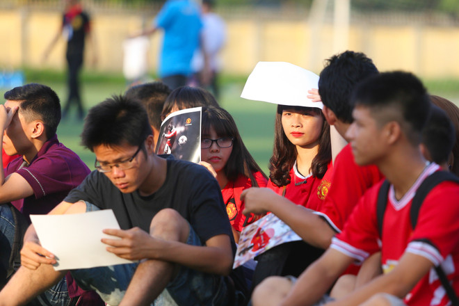 [Photo] Andy Cole nhăn nhó vì nóng, “đốt cháy” sân Bách Khoa ảnh 10