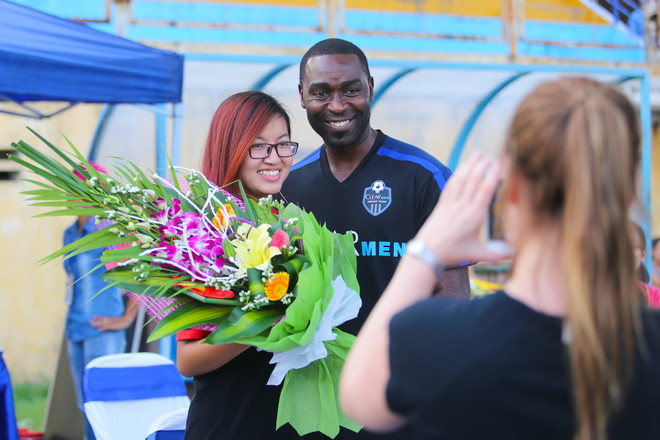 [Photo] Andy Cole nhăn nhó vì nóng, “đốt cháy” sân Bách Khoa ảnh 9