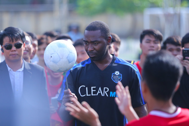 [Photo] Andy Cole nhăn nhó vì nóng, “đốt cháy” sân Bách Khoa ảnh 3