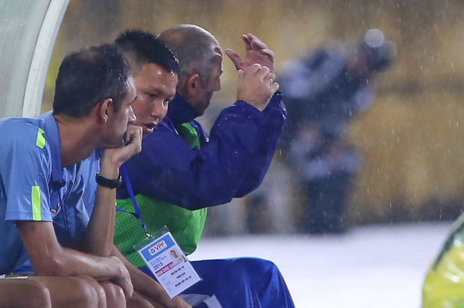 Nổi giận vì thất bại, ông Graechen thừa nhận mục tiêu trụ hạng ảnh 4