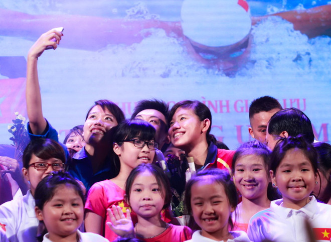 Ánh Viên trình diễn kỹ năng “độc” cho thiếu nhi Hà Nội ảnh 2