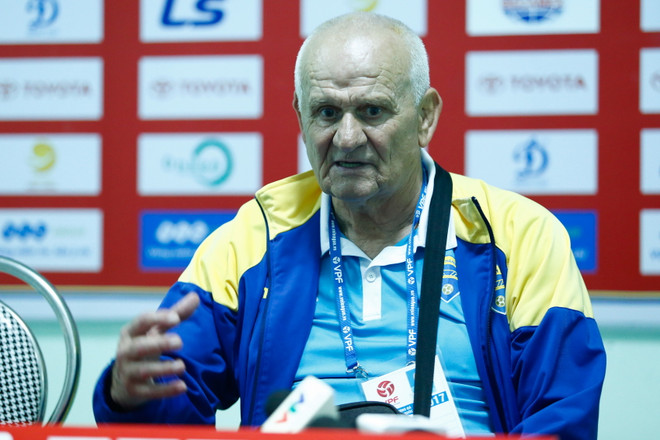 HLV Thanh Hóa hết lời khen ngợi cầu thủ hai lần đứt dây chằng ảnh 1