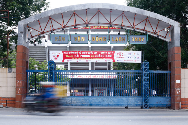 Sân Lạch Tray vắng lặng, CĐV Hải Phòng đốt pháo sáng trên đường phố ảnh 2