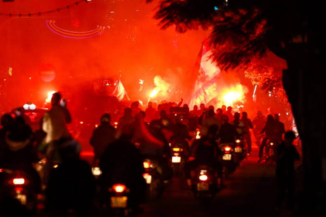 Sân Lạch Tray vắng lặng, CĐV Hải Phòng đốt pháo sáng trên đường phố ảnh 1