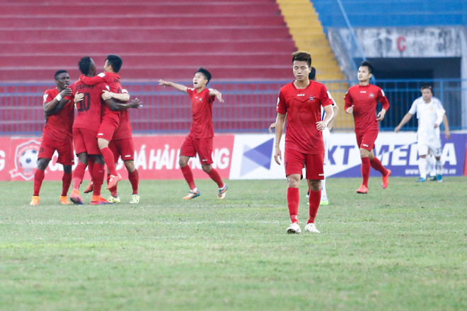 Sân Lạch Tray vắng lặng, CĐV Hải Phòng đốt pháo sáng trên đường phố ảnh 10